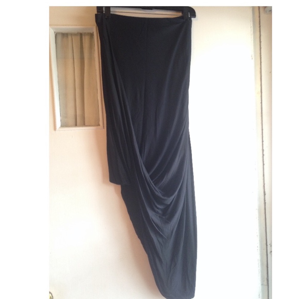Express asymmetrical skirt
